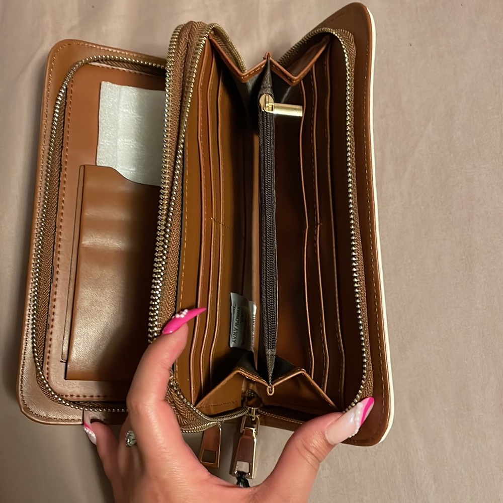 White Wallet - Picture 5 of 5